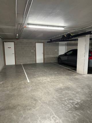 Meer info via info@homixx.be of 016/199 348Deze ondergrondse parkeerplaats is gelegen in een modern appartementencomplex. De garage is afgesloten...