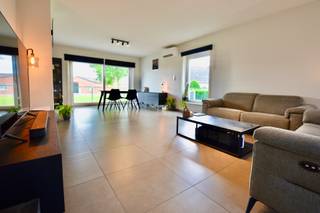Deze rustig en landelijk gelegen woning ligt aan de grens van Nederland en heeft de volgende indeling: Inkomhal met gastentoilet, een...