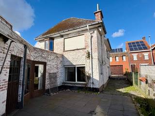 Te renoveren woning met 233m², garage, tuin en vele slaapkamers.Deze woning is groot, echt groot! Zo heeft deze is een zij-oprit met achteraan een...