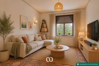 In het pittoreske Nukerke bevindt zich deze charmante woning met heel wat potentieel. Na enkele opfrissingswerken kan je van deze woning een echte thuis maken naar eigen smaak en stijl.<br /><br />Indeling:<br />-GLV: Via de inkomhal betreedt je links de gezellige leefruimte die naadloos overgaat in de keuken. Aansluitend bevindt zich de veranda. Rechts van de inkomhal bevindt er zich een badkamer en een berging.<br />-1stV: De nachthal geeft toegang tot 2 volwaardige slaapkamers<br />-2deV: Grote zolder die eenvoudig omgevormd kan worden tot derde slaapkamer.<br /><br />De absolute troef van deze woning is zonder twijfel de ruime, zuidoostgerichte tuin, waar je de hele dag door optimaal van de zon en het buitenleven kunt genieten.