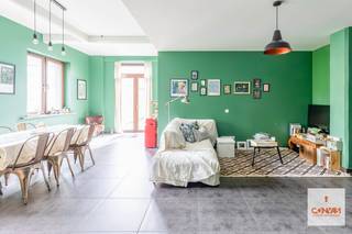 Op een gegeerde locatie aan Coupure Links in Gent bevindt zich dit instapklare appartement, ideaal voor wie op zoek is naar comfort, ruimte en een uitstekende ligging.<br /><br />Het appartement is gelegen op de eerste verdieping en verwelkomt u via een inkomhal met gastentoilet. De <strong>ruime leefruimte</strong> sluit naadloos aan op de <strong>open keuken</strong>, wat zorgt voor een aangename en moderne woonbeleving. Verder beschikt het appartement over <strong>twee volwaardige slaapkamers</strong> en een <strong>ruime badkamer</strong>, uitgerust met aansluiting voor wasmachine en droogkast. Een absolute troef is het<strong> zeer grote terras</strong>, waar u in alle rust kan genieten van buitenruimte — ideaal voor ontspanning of gezellige momenten met familie en vrienden. Bij het appartement hoort een <strong>garage/ruime berging </strong>die mee aangekocht moet worden en <strong>25.000 euro</strong> bedraagt.<br /><br />Het huidig huurcontract loopt eind juni ten einde.<br /><br />Kortom, een ideale woonst voor wie zonder zorgen wil intrekken op een topligging in Gent. Wenst u een bezoek in te plannen? Contacteer Laura via <strong>0492 07 26 62</strong>