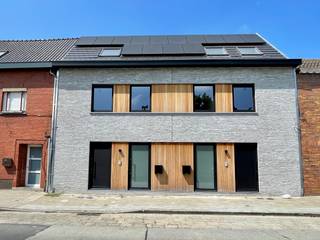 <p>Op een uiterst gunstige en centrale ligging in Oostakker vinden we deze moderne en zeer energiezuinige nieuwbouwwoning. De woning is gelegen vlak bij de dorpskern én met een vlotte verbinding naar de R4, waardoor zowel lokale voorzieningen als belangrijke invalswegen snel bereikbaar zijn.</p><p> </p><p>De woning combineert hedendaags wooncomfort met een uitstekende energieprestatie dankzij onder meer een warmtepomp en zonnepanelen.</p><p> </p><p>Op het gelijkvloers bevindt zich een ruime en lichtrijke woonkamer met aansluitend de moderne keuken. De leefruimte biedt directe toegang tot het terras en de aangename tuin – de ideale plek om heerlijk te ontspannen. Een extra troef is de ruime berging, ideaal voor het stallen van fietsen en extra opslagruimte.</p><p> </p><p>Op de verdieping bevinden zich 2 volwaardige slaapkamers en een comfortabele badkamer. </p><p> </p><p>Op de tweede verdieping bevindt zich een 3e slaapkamer alsook een technische ruimte/extra berging.</p><p> </p><p>Troeven:</p><ul><li><p>Moderne nieuwbouwwoning</p></li><li><p>Zeer energiezuinig wonen</p></li><li><p>Warmtepomp en zonnepanelen</p></li><li><p>3 slaapkamers</p></li><li><p>Ruime en lichtrijke woonkamer</p></li><li><p>Terras en aangename tuin</p></li><li><p>Grote (fietsen)berging</p></li><li><p>Centrale ligging vlak bij de dorpskern</p></li><li><p>Vlotte verbinding naar de R4</p></li></ul><p>Huurprijs: € 1.500/maand</p><p> </p><p>Bent u op zoek naar een comfortabele, moderne en energiezuinige woning op een strategische ligging? Dan is deze woning zeker een bezoek waard!</p><p><strong>Een bezoek kan uitsluitend worden aangevraagd via onze website: http://www.vastgoeddevos/te-huur, klik het pand aan en klik vervolgens op "Maak een afspraak".</strong></p><p> </p><p> </p>