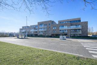 <p><strong>BEZOEK ENKEL AANVRAGEN VIA IMMODAVINCI.BE<br /><br />Wenst u een bezoek?<br /></strong>Gelieve NIET te BELLEN maar uw bezoek aan te vragen via www.immodavinci.be.<br />Ga naar het pand dat u interesseert en druk op de knop “Bezoek Aanvragen” onderaan de profielfoto van de contactpersoon.<br /><strong><br />LIGGING</strong><br />Dit prachtig appartement bevindt zich op de derde verdieping van de residentie Rijvissche en geniet van een uitstekende ligging in <strong>Zwijnaarde</strong>. Dankzij de nabijheid van het <strong>Technologiepark</strong> en het centrum van Gent combineert deze locatie<strong> bereikbaarheid en comfort</strong>. De verbindingen zijn bijzonder vlot: het bruisende centrum van Gent bereikt u gemakkelijk met de fiets of het openbaar vervoer, met een bushalte in de onmiddellijke omgeving van de residentie. Daarnaast zorgen de nabijgelegen invalswegen <strong>E17, E40 en R4</strong> voor een snelle aansluiting naar andere steden. Ook liefhebbers van groen en ontspanning komen hier aan hun trekken dankzij de aanwezigheid van diverse <strong>groene zones en recreatieve voorzieningen</strong> in de buurt.<br /><br /><strong>INDELING<br /></strong>Het appartement omvat een inkomhal met ingemaakte vestiairekast en apart toilet, een <strong>ruime en lichtrijke leef- en eetruimte</strong> met volledig ingerichte open keuken en een praktische berging/wasplaats. Dankzij de grote raampartijen geniet de leefruimte van veel natuurlijke lichtinval en heeft u rechtstreeks toegang tot het <strong>zonnige terras</strong>, waar u kan genieten van een prachtig open uitzicht.<br />Verder beschikt het appartement over een gezellige slaapkamer met aansluitend een ingerichte badkamer voorzien van douche en lavabo. Als extra troeven zijn er nog een <strong>ruime kelderberging</strong> en een <strong>bovengrondse autostaanplaats</strong> inbegrepen.<br /><br /><strong>BIJKOMENDE INFO:</strong><br /><span>Huurprijs: € 870 / maand<br /></span><span>Gemeenschappelijke lasten: provisie </span><span>€ 80 / maand</span><br /><span>Huurovereenkomst: 3 jaar (verlengbaar)</span><br /><span>Beschikbaarheid: 1 juni 2026</span><br /><span>DOMICILIE VERPLICHT!</span><br /><br /><strong>BEZOEK AANVRAGEN VIA IMMODAVINCI.BE</strong></p>