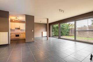 Ruim gelijkvloers appartement met 2 slaapkamers, 2 badkamers, garage en tuin nabij het centrum van HoveDit ruime en energiezuinige gelijkvloers...