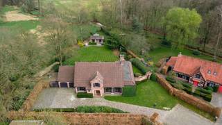 Gelegen op het einde van een doodlopende straat nabij het centrum van Schilde bevindt zich deze degelijke villa op een perceel van ca. 2.065m².De...