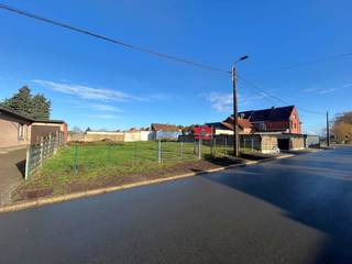 Ter hoogte van de Dennenstraat in Geel vinden we dit ruime perceel bouwgrond terug. Dankzij deze gunstige ligging zijn zowel de omliggende gemeenten als tal van voorzieningen vlot bereikbaar.<br /><br />Kenmerken:<br />- Totale oppervlakte: 493m²<br />- Perceelbreedte: 17m<br />- Perceeldiepte: +/- 29m<br />- Gevelbreedte: 11m<br />- Bouwdiepte: 11m<br />- Bestemming: woongebied<br />- Oriëntatie: noord gericht<br /><br />Het perceel leent zich perfect voor het bouwen van een ruime eengezinswoning in een rustige omgeving.<br /><br />Voor meer informatie over de mogelijkheden bij dit perceel bent u welkom op ons kantoor of kan u ons steeds bereiken via info@vastengoed.be of 014 72 73 74.<br /><br />Wenst u een gratis schatting van uw eigendom? Contacteer ons vrijblijvend voor een afspraak!