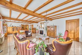 Ruime instapklare woning met tal van uitbreidingsmogelijkheden.<br /><br />Deze ruime en instapklare woning is gelegen op een mooi hoekperceel en biedt een zee aan ruimte en mogelijkheden voor wie op zoek is naar comfortabel wonen met toekomstperspectief.<br /><br />Bij het betreden van de woning komt u terecht in een zeer ruime leefruimte, waar u geniet van veel lichtinval en een aangenaam wooncomfort. Aansluitend bevindt zich de keuken, die perfect geïntegreerd is in het geheel en tal van mogelijkheden biedt.<br /><br />Op het gelijkvloers beschikt de woning over maar liefst 3 volwaardige slaapkamers, een badkamer en een apart toilet. Ideaal voor gezinnen of voor wie graag alles op één niveau wenst.<br /><br />De verdieping biedt nog tal van uitbreidingsmogelijkheden: het creëren van 2 extra ruime slaapkamers en een bijkomende badkamer is hier perfect haalbaar. Dankzij de beschikbare ruimte kan u deze verdieping volledig naar eigen wens afwerken.<br /><br />Daarnaast is de woning volledig onderkelderd, wat zorgt voor extra bergruimte of hobbyruimte.<br /><br />Troeven op een rij:<br />Instapklare woning<br />Zeer ruime leefruimte met aansluitende keuken<br />3 slaapkamers op het gelijkvloers<br />Mogelijkheid tot 2 extra slaapkamers en badkamer op de verdieping<br />Volledig onderkelderd<br />Gelegen op een hoekperceel<br />Zeer ruime woning met tal van mogelijkheden<br /><br />Kortom, een ideale woning voor wie op zoek is naar ruimte, comfort en uitbreidingspotentieel!
