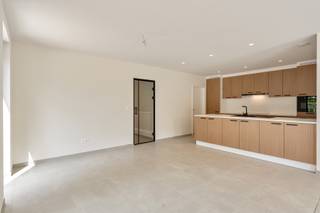 Stijlvol nieuwbouwappartement te huur in Tongerlo!<br /><br />In de Meulemanslaan 17 te Tongerlo bevindt zich dit kleinschalige nieuwbouwproject met slechts vijf appartementen, rustig gelegen met mooi zicht op het park.<br /><br />Het appartement combineert comfort en energiezuinigheid en beschikt over een lichtrijke leefruimte met open, volledig ingerichte keuken, slaapkamers, moderne badkamer, berging en apart toilet.<br /><br />Vanuit de leefruimte heb je toegang tot een ruim terras waar je in alle rust kan genieten van het groene uitzicht.<br /><br />Extra troeven zijn de privatieve berging en autostaanplaats.<br /><br />Kortom, een kwalitatief afgewerkt en instapklaar nieuwbouwappartement op een rustige ligging in Tongerlo.<br /><br />Vaste kosten: 150 euro: O<span>nderhoud tuin, gemene delen, elektriciteit en water gemene delen,…</span><br /><br />Bel ons op 014/95.37.50 of mail naar secretariaat@degroot-celen.be