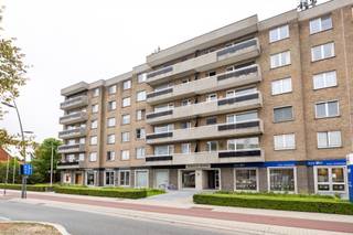 Dit instapklare appartement bestaat uit: lift - inkomhal - toilet - living - terras - keuken - berging - extra berging met wasplaats - nachthal - 2 slaapkamers - badkamer - autostandplaats - fietsenberging voor 2 fietsen. <br /><br />Vrij 15/04/2026. Huurprijs is 650 €/mnd appartement + 50 €/mnd syndickosten + 50 €/mnd autostandplaats (verplicht). Maximum voor 3 personen.<br /><br />Bij interesse, gelieve enkel en alleen te reageren via het contactformulier. Wij contacteren u terug van zodra een bezoek mogelijk is.