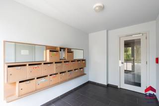 <p><strong>Ben je op zoek naar een instapklaar appartement met 2 slaapkamers, terras en garage op een toplocatie? Zo gevonden!</strong></p>

<p>In een residentiële en groene omgeving, op wandelafstand van het centrum en nabij het treinstation, vind je dit verzorgde en instapklare appartement met een bewoonbare oppervlakte van 80 m². Dankzij de centrale ligging geniet je van een uitstekende bereikbaarheid, terwijl je toch in alle rust kan wonen. Het appartement beschikt over een energiezuinig EPC-label A en wordt individueel verwarmd op aardgas via een gasketel. De PVC-ramen, parlofoon en conforme elektriciteit zorgen voor een aangenaam wooncomfort. </p>

<p>Je betreedt het appartement via de inkomhal met vestiaire en ingemaakte kasten. De lichtrijke leefruimte sluit aan op de eetkamer en de volledig uitgeruste keuken, die voorzien is van een inductiekookplaat, combi-oven, dampkap, koelkast met diepvries, spoelbak en vaatwasser. Verder is er een praktische berging met aansluitingen voor wasmachine en droogkast. Het appartement telt twee slaapkamers, waarvan één met dressing en ingemaakte kasten. De badkamer is uitgerust met een douche, dubbele wastafel en toilet. Daarnaast is er nog een apart gastentoilet aanwezig.</p>

<p>Als extra troef beschikt deze eigendom over een terras waar je heerlijk kan genieten van de buitenlucht én een private garage met automatische sectionaalpoort en elektriciteitsvoorziening.</p>

<p>Ben je op zoek naar een energiezuinig, instapklaar appartement met twee slaapkamers, garage en een uitstekende ligging? Dan is dit zonder twijfel een bezoek waard!</p>