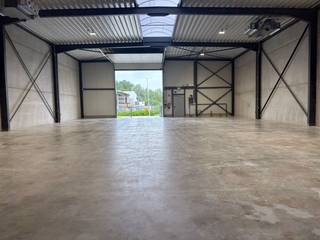 Deze instapklare industriehal van 360 m² is uitstekend gelegen op bedrijvenpark Nagelsberg in Balen. De hal werd recent volledig gerenoveerd en uitgerust met een nieuw dak, vernieuwde elektrische installatie, zonnepanelen met batterijsysteem, een alarmsysteem en branddetectie.<br /><br />De bedrijfsruimte beschikt over een oppervlakte van 360 m² en een vrije hoogte van 5,28 meter. Dankzij de ruime sectionaalpoort van 4,5 x 4,5 meter is de hal vlot toegankelijk voor diverse bedrijfsactiviteiten.<br /><br />Het buitenterrein van circa 267 m² werd recent aangelegd en biedt voldoende parkeergelegenheid. Daarnaast is het terrein voorzien van een toegangspoort, waardoor het volledig afgesloten en beveiligd kan worden.<br /><br />Een extra troef is de aanwezige wateraansluiting met afvoer, waardoor eenvoudig een toilet en/of kitchenette kan worden geïnstalleerd.<br /><br />Bijzonderheden<br />- recent volledig gerenoveerde bedrijfshal<br />- uitgerust met zonnepanelen en batterijsysteem<br />- alarmsysteem en branddetectie aanwezig<br />- wateraansluiting en afvoer voorzien<br />- afgesloten terrein met parkeerplaatsen<br />- centrale ligging op bedrijvenpark Nagelsberg