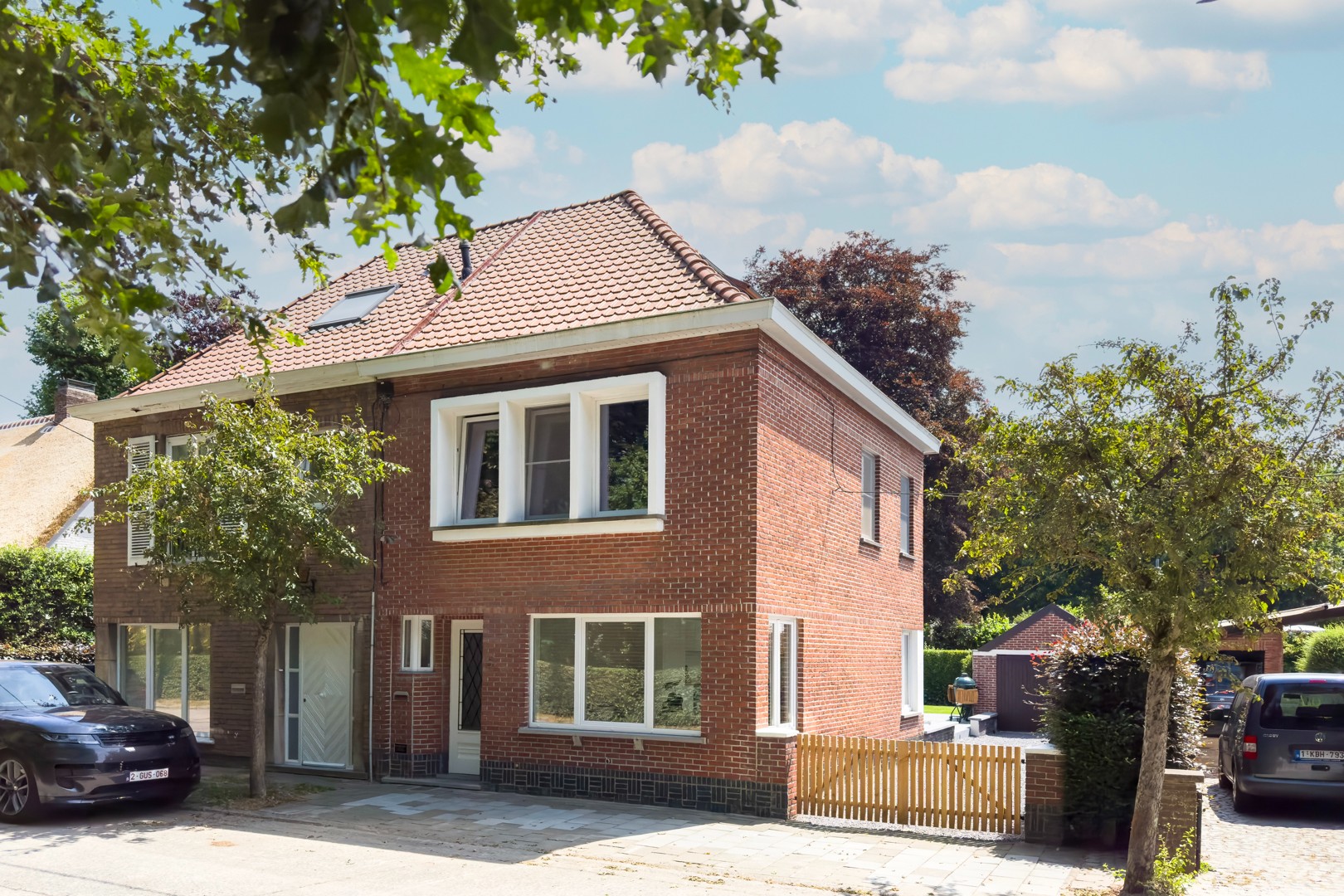 Ruime gerenoveerde gezinswoning met garage - foto 1