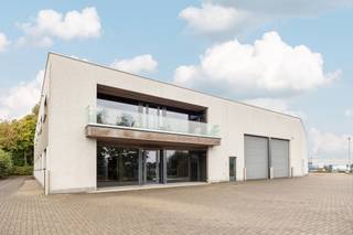 Dit vrijstaande KMO gebouw dat te huur wordt aangeboden, bestaat uit kantoren en verschillende magazijnruimte. Het werd gebouwd op haar eigen...