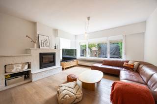 Op een strategische locatie in Bonheiden en op wandelafstand van het centrum, tref je deze instapklare woning met mooie tuin. <br />De woning heeft al een grondige renovatie achter de kiezen en is klaar voor een nieuw gezin dat op zoek is naar gemoedsrust.<br /><br />De tuin is volledig omheind en afgesloten met een toegangspoort. Verder beschikt de woning over veel parkeermogelijkheden, zowel aan de straatkant als op het perceel.<br />Vooraan kan je ook een uitpandige garage terugvinden, handig voor de fietsen of een 2de wagen.<br /><br />Als u de woning binnenkomt geniet u meteen van veel lichtinval door de grote raampartijen en de moderne uitstraling.<br />De woonkamer heeft een prachtige parketvloer, en is stijlvol ingericht en voorzien van een gezellige houthaard. Achterin de woonkamer bevindt zich de eetplaats, maar ook de aansluiting tot de ruime en volledig geïnstalleerde keuken. Ook hier is ruimte voor een eettafel. <br /><br />Aansluitend treft u een wasruimte en berging, maar ook een bureauruimte met zicht op groen. Deze ruimte is uitgerust met een airco voor de warme zomermaanden.<br />De badkamer is voorzien van een bad, toilet en dubbele lavabo. <br /><br />Verder beschikt de woning over een ruime master bedroom, en 2 extra slaapkamers. Perfect voor een gezin dat ruimte zoekt. Eén van deze kamers beschikt over een handige zolderruimte. Achterin de woning is er nog een praktijkruimte aanwezig, perfect voor mensen met een zelfstandige activiteit of hobby!<br /><br />Mis deze kans niet, en maak snel een afspraak op onze bezoekdag!