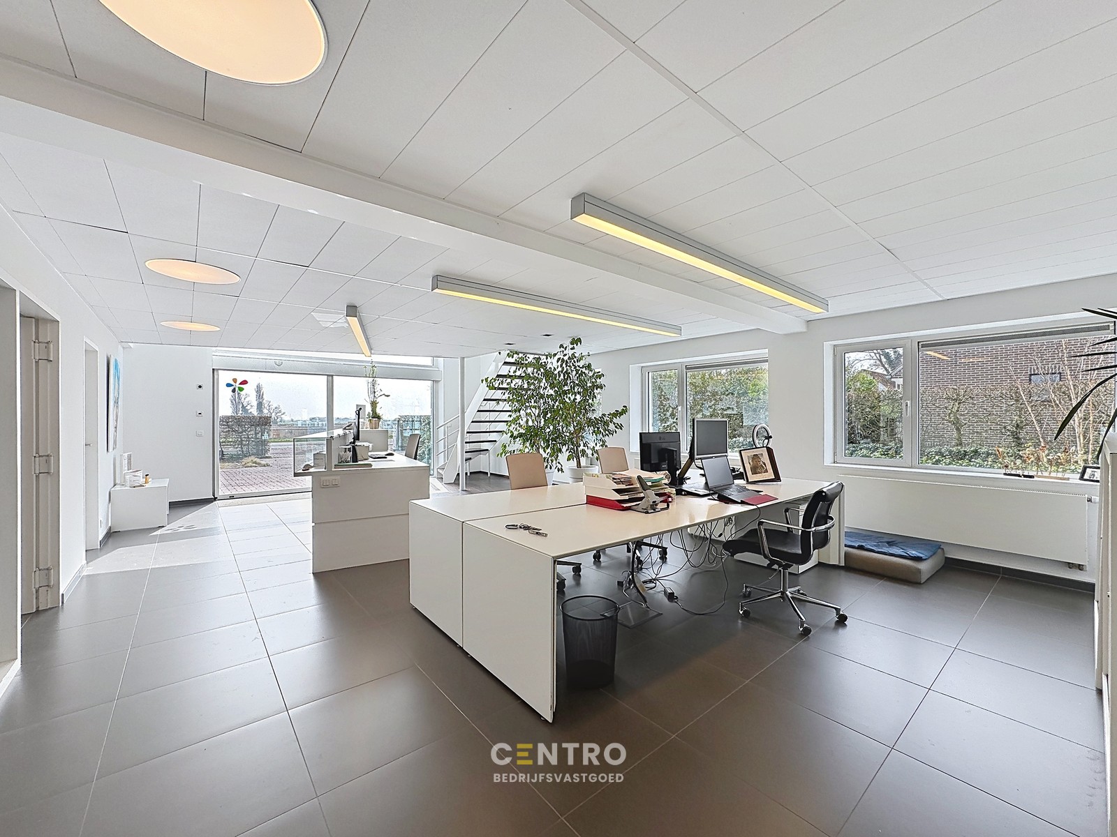 Modern en instapklaar WOON-WERKPAND met professionele ruimten, lichtrijk &amp; ruim APPARTEMENT met zonneterras en aangelegde tuin. - foto 5