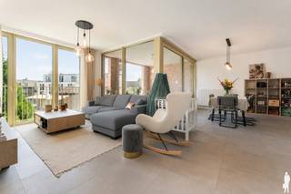 <h3><span><strong>Lichtrijk 2-slaapkamerappartement met overdekt terras in centrum Haacht.</strong></span><span></span></h3>
<p>Bent u op zoek naar een instapklaar, energiezuinig en bijzonder lichtrijk appartement met een doordachte indeling? <br />Dan zal dit ruime, recent (BJ 2021) appartement, in het dorp van Haacht, u zeker weten te bekoren.</p>
<p>Bij het betreden van het appartement komt u terecht in een praktische inkomhal zonder onnodig ruimteverlies. Van hieruit bereikt u de ruime leefruimte waar de open keuken naadloos overgaat in de eet- en zithoek. Dankzij de grote raampartijen geniet u hier de hele dag van een aangename lichtinval, met zowel ochtend- als middagzon die de leefruimte een warme en gezellige uitstraling geeft.</p>
<p>Vanuit de leefruimte heeft u rechtstreeks toegang tot het gezellige, overdekte terras. Hierdoor kan u niet alleen tijdens de zomermaanden, maar ook in het voor- en najaar comfortabel buiten genieten.</p>
<p>Het appartement beschikt over twee slaapkamers, elk met een eigen sanitair (volwaardige badkamer en doucheruimte). Dit biedt een uitzonderlijk comfort en maakt het appartement ideaal voor gezinnen, koppels, gasten of wie graag een eigen privéruimte heeft. Daarnaast zijn er ook twee toiletten aanwezig (eentje in de volwaardige badkamer en één afzonderlijke).</p>
<p>Ook de ligging is een absolute troef. Aan de zijde van de slaapkamers is er geen verkeer, terwijl de straat aan de voorzijde een eenrichtingsstraat is. Dit zorgt voor een rustige woonomgeving zonder in te boeten aan bereikbaarheid. Bovendien is er in de onmiddellijke omgeving voldoende parkeergelegenheid, inclusief laadmogelijkheden voor elektrische wagens.<br /><span>Het gebouw zelf beschikt over een lift, een fietsenstalling, een gemeenschappelijke tuin.</span></p>
<p>Dankzij de vier zonnepanelen, het uitstekende EPC-label A (50 kWh/m² - E28) en de energiezuinige afwerking geniet u bovendien van lage energiekosten.</p>
<h3>Troeven:</h3>
<ul>
<li>Ruim en bijzonder lichtrijk appartement</li>
<li>praktische berging en wasruimte aanpalend aan de keuken (zeer handig)</li>
<li>2 slaapkamers</li>
<li>2 toiletten</li>
<li>Gezellig overdekt terras</li>
<li>Ruime leefruimte met open keuken</li>
<li>Praktische inkomhal zonder ruimteverlies</li>
<li>Ochtend- en middagzon in de leefruimte</li>
<li>Rustige ligging: geen verkeer aan de slaapkamerzijde en eenrichtingsstraat aan de voorzijde</li>
<li>4 zonnepanelen</li>
<li>Energiezuinig: EPC A-label – 50 kWh/m² (E28)</li>
<li>Voldoende parkeergelegenheid in de buurt, inclusief laadpunten voor elektrische wagens</li>
</ul>
<p>Een comfortabel, energiezuinig en instapklaar appartement waar licht, rust en wooncomfort centraal staan. <br />Contacteer ons vandaag nog voor een bezoek!</p>