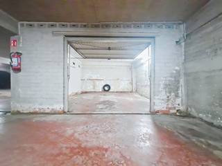 Ruime garagebox met twee staanplaatsen binnen één box, een vrij uniek gegeven. Ideaal voor wie twee wagens veilig en droog wil parkeren, of voor een combinatie van wagen en motor/fietsen. Gelegen onder Residentie Orchidee, gemakkelijk toegankelijk en geschikt voor zowel privégebruik als investering.<br />Afmetingen;<br />Breedte: 4.67m<br />Diepte: 5,10m<br />Hoogte: 2.30m