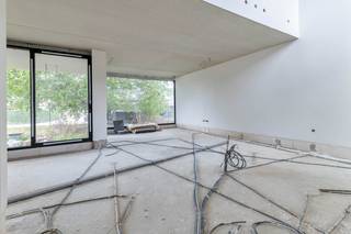 Bent u op zoek naar een moderne nieuwbouwwoning die u volledig naar eigen smaak kunt afwerken? Dan is deze prachtige woning, gelegen in de Meidoornstraat 25 te Bilzen-Hoeselt, zeker het ontdekken waard. De woning is recent volledig gebouwd en bevindt zich momenteel in cascofase. De basis is dus volledig aanwezig, terwijl u de verdere afwerking en inrichting nog volledig kunt afstemmen op uw eigen wensen en stijl.<br /><br /><strong>Rustig wonen in een aangename omgeving</strong><br />De woning is gelegen in een rustige en aangename woonomgeving in Bilzen-Hoeselt. Dankzij de goede bereikbaarheid bevinden winkels, scholen, horeca en dagelijkse voorzieningen zich op korte afstand. Ook omliggende gemeenten en steden zijn vlot bereikbaar. Een ideale ligging voor wie rustig wil wonen, maar toch alle voorzieningen binnen handbereik wenst.<br /><br /><strong>Moderne architectuur met veel licht en ruimte</strong><br />Bij binnenkomst komt u terecht in een de ruime inkomhal, dewelke fungeert als centraal punt in de woning. Vanuit de inkomhal bereikt u de ruime leefruimte, waar woonkamer, eetkamer en open keuken mooi met elkaar verbonden zijn. De grote raampartijen zorgen voor veel lichtinval en bieden een mooi zicht op de tuin. Vanuit de leefruimte is er bovendien een aangename verbinding met de buitenruimte. <br /><br />Aansluitend aan de woonkamer bevindt zich nog een praktische berging als ook op het gelijkvloers is er een ruimte voor vestiaire voorzien als ook het gastentoilet.<br /><br />Via de trap in de woonkamer bereikt u de eerste verdieping. Ook hier zorgen de grote raampartijen voor een mooie lichtinval. De verdieping beschikt over een vide en een ruime overloop die nog volledig naar eigen wens kan worden ingericht, bijvoorbeeld als gezellige bureauruimte, leeshoek of hobbyruimte.<br /><br />De grote ruimte op deze verdieping biedt verschillende mogelijkheden. Zo kan deze ingericht worden als een ruime master bedroom met een aansluitende dressing, maar kan er ook gekozen worden voor een indeling met twee slaapkamers en een aparte dressing. Afhankelijk van uw behoeften kan de ruimte dus flexibel worden ingedeeld. Verder bevindt zich op deze verdieping een ruimte voor badkamer en een apart toilet.<br /><br />Wenst u nog meer slaapkamers te creëren? Ook dit behoort tot de mogelijkheden, mits enkele bouwkundige aanpassingen. Zo kan de indeling verder worden afgestemd op uw persoonlijke woonwensen en behoeften.<br /><br />De woning beschikt eveneens over een ruime kelderverdieping met een technische ruimte en een berging. Daarnaast is er een grote multifunctionele ruimte die bijvoorbeeld kan worden ingericht als muziekstudio, hobbyruimte, extra bergruimte of andere polyvalente ruimte. De kelder biedt hierdoor heel wat extra mogelijkheden en praktische opbergruimte.<br /><br />Tot slot is er aan de voorzijde van de woning een extra bergruimte voorzien, dewelke kan dienen als een plek om je motor of fiets veilig en droog te parkeren, of eventueel ingezet kan worden als extra bergruimte. <br /><br /><strong>Energiezuinig en technisch goed voorbereid</strong><br />De woning is reeds voorzien van de belangrijkste technische voorzieningen. Zo zijn alle stroomkabels en ventilatieleidingen reeds aangelegd. De woning beschikt hiermee over een uitstekende technische basis voor comfortabel en energiezuinig wonen.<br /><br />De pleisterwerken zijn reeds uitgevoerd, waardoor de woning een mooie afgewerkte basis heeft. Enkel de verdere inrichting en afwerking, waaronder het sanitair en de vloerverwarming, dient nog te worden voorzien. Zo krijgt u nog de vrijheid om onder andere de keuken, vloerafwerking, badkamer en overige materialen volledig naar eigen smaak te kiezen.<br /><br />De woning beschikt verder over een aangename tuin en een carport. Zonnepanelen zijn momenteel niet voorzien.<br /><br /><strong>Belangrijkste troeven</strong>
<ul>
<li>Moderne en hedendaagse architectuur</li>
<li>Ruime en lichtrijke leefruimte</li>
<li>Grote raampartijen met zicht op de tuin</li>
<li>Vide en multifunctionele overloop</li>
<li>Zeer energiezuinige basis</li>
<li>Verdere afwerking volledig naar eigen smaak mogelijk</li>
<li>Er zullen nog inbouwspots geplaatst worden en de stopcontacten zullen ook worden voorzien.</li>
</ul>
<br />! Voordeel koper: verkoop onder registratierechten ipv BTW !<br /><br />Bekijk de video van deze woning via de volgende <strong><span>link</span></strong>: <em>https://www.youtube.com/shorts/2Zm9bcYA2wE?feature=share</em><br /><br />Deze woning is een uitstekende opportuniteit voor wie op zoek is naar een moderne nieuwbouwwoning, maar tegelijkertijd de vrijheid wil behouden om de afwerking en inrichting volledig zelf te bepalen. Dankzij de reeds gerealiseerde bouw, de ruime leefruimtes, de flexibele verdieping, de kelder en de mooie buitenruimte beschikt de woning over alle troeven om er een bijzonder aangename thuis van te maken.<br /><br />Neem contact met ons op via <span><strong>+32 (0)89 23 44 22</strong> </span>of via <span><strong>info@immoverslegers.be</strong></span> voor meer informatie of een bezichtiging.