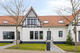 Bij het betreden van de woning komt u binnen in de inkomhal, waar zich de trap naar de eerste verdieping bevindt, evenals een...