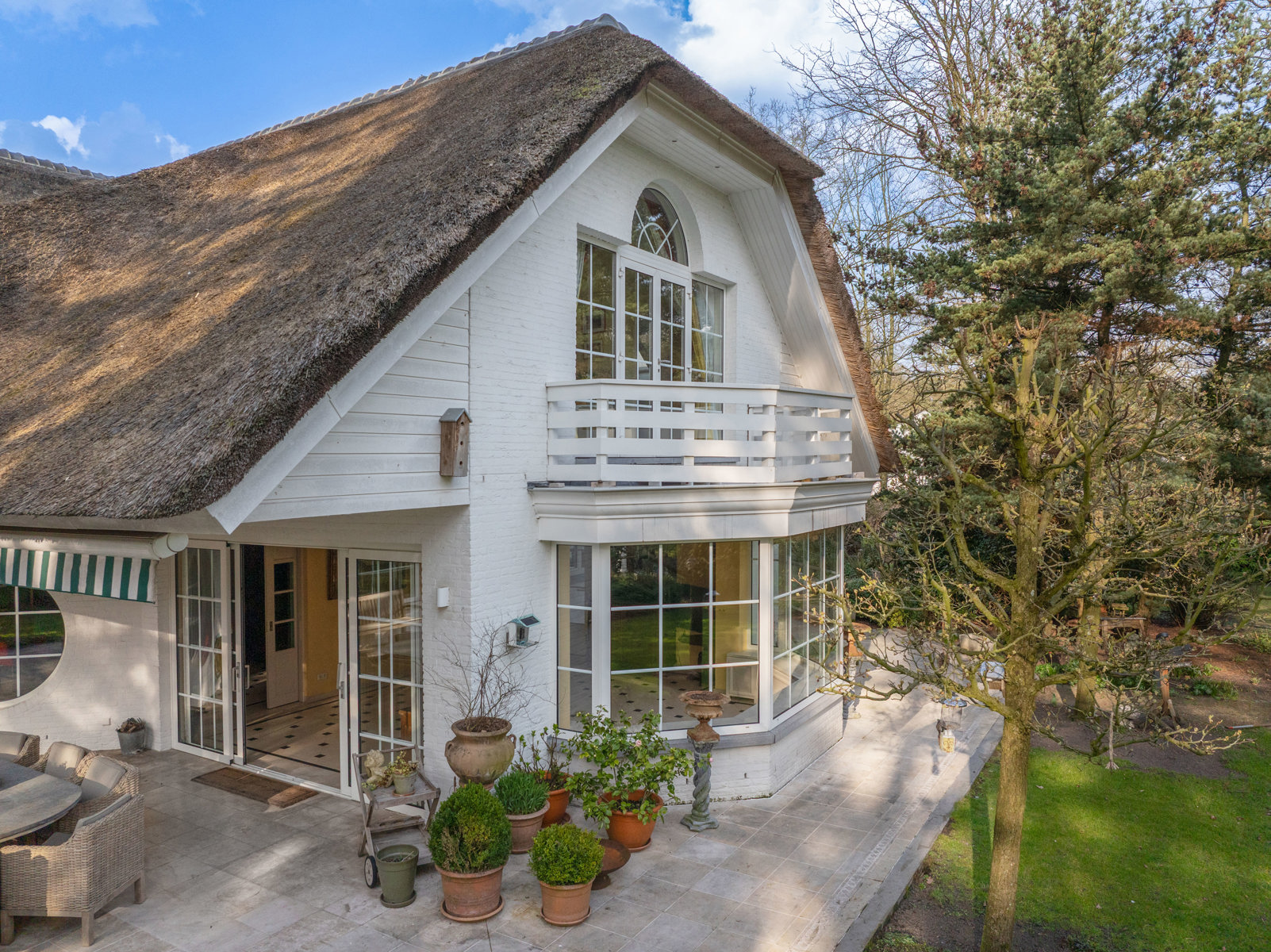 Unieke villa met 4 slpks, 3 bdks, riante garage & guesthouse - foto 2