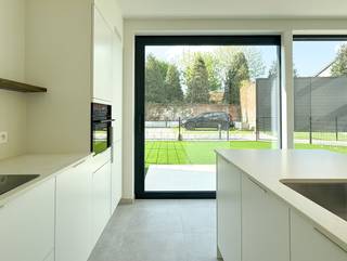 Ontdek dit moderne gelijkvloers appartement, waar comfort, licht en energiezuinig wonen perfect samenkomen.<br /><br />Indeling: inkom, apart toilet, badkamer met inloopdouche, lavabomeubel en handdoekradiator, ruime woonkamer met open keuken, berging en 2 comfortabele slaapkamers.<br /><br />Buiten: privatieve, omheinde tuin.<br /><br />Parkeren &amp; berging: ondergrondse autostaanplaats en privatieve berging met elektriciteit inbegrepen in de huurprijs.<br /><br />Afwerking: volledig geschilderd opgeleverd, voorzien van armaturen, gordijnrails en lichte deuren.<br /><br />Duurzaam &amp; energiezuinig: verwarming via geothermie en zonnepanelen per appartement, E-peil = 20.<br /><br />Algemene onkosten: 85 euro / maand<br /><br />Benieuwd naar dit project? Neem contact met ons op voor meer informatie of een rondleiding:<br />03/775.44.10<br />info@immo-jet.be