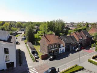 HALFOPEN BEBOUWING OP COMMERCIËLE TOPLIGGING IN RUMBEKE. IN HET HART VAN RUMBEKE, OP EEN UITZONDERLIJK COMMERCIËLE LIGGING, BEVINDT ZICH DEZE...