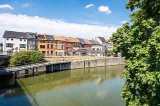 Deze totaal gerenoveerde woning (EPC A) is gelegen op 10 minuten fietsen van het historische centrum en vlakbij de stadsring en 10 minuten van de R4. <br />De woning wordt betreden via de inkomhal met vooraan, aan de straatzijde een praktische berging/wasplaats waar ook een fiets kan worden gestald. Verder is de hal is er onder de trap een apart toilet.<br /><br />De volledig uitgeruste keuken sluit vloeiend aan op de leefruimte, die uitgeeft op de tuin. Tegen de akte voorziet de verkoper nog de afwerking van de buitenmuren, die effen gezet en bijvoorbeeld wit geschilderd zullen worden. <br /><br />Op de eerste verdieping bevindt zich de master bedroom en de complete badkamer, uitgerust met ligbad, douche en toilet.<br /><br />De tweede verdieping biedt nog twee bijkomende slaapkamers: één grote en één middelgrote kamer. De kamer aan de straatkant verrast met een prachtig zicht op het water.<br /><br />Beschikbaar bij akte. <br /><br />Contacteer Top Vastgoed voor een bezoek op 0475 700 700.