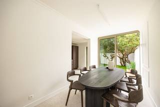 <p><span> </span></p><p><span>Envie de vivre dans une propriété pleine de charme et d'histoire, mais avec tout le confort contemporain ? C'est votre chance, car cette maison de maître rénovée est à vendre. Pensez-y : environ 174 </span><span>m² de surface habitable,</span><span> </span> 4<span>pièces, des pièces attrayantes et lumineuses et un grand jardin de ville !</span></p><p><span> </span></p><p><span>La façade soignée vous donne un avant-goût de ce qui vous attend à l'intérieur. La façade avec ses charmantes baies vitrées respire la classe et le caractère. Dès l'entrée, on est accueilli dans un hall d'entrée impressionnant, avec de hauts plafonds finis par des moulures, un beau sol authentique et un élégant escalier sablé qui donne immédiatement le ton pour le reste de la maison.</span></p><p><span> </span></p><p><span> </span></p><p><span>Un mélange parfait d'ancien & nouveau</span></p><p><span>En franchissant la belle porte en fonte, on pénètre dans le salon d'ambiance, un espace qui respire d'emblée la tranquillité et le charme. Le chaleureux parquet à chevrons attire tous les regards, tandis que la fenêtre au design unique apporte un accent ludique et plein de caractère. Grâce à la division en deux espaces de vie distincts, les possibilités d'aménagement sont nombreuses : un salon confortable à l'avant et un espace parfait à l'arrière pour une bibliothèque, un coin lecture ou un bureau élégant. À l'arrière de la maison se trouvent la cuisine ouverte et la salle à manger, qui ont toutes deux un accès direct au jardin arrière étonnamment spacieux. Ces espaces de vie ont été élégamment finis avec un sol moderne en terrazzo qui complète parfaitement le caractère de la maison. La cuisine est entièrement équipée d'un réfrigérateur, d'un congélateur, d'un évier, d'un four combiné, d'un four encastré, d'un micro-ondes et d'une plaque de cuisson à induction. Le carrelage vert de la crédence ajoute une touche de fraîcheur et de modernité. La porte en bois authentique du hall d'entrée, qui donne également accès à la cuisine, est particulièrement charmante et souligne une fois de plus le caractère de la maison. De plus, il y a des toilettes séparées à cet étage</span></p><p><span> </span></p><p><span>Salle de bains spacieuse au niveau de la mezzanine</span></p><p><span>Le bel escalier sablé permet d'accéder au premier étage de la mezzanine, où la salle de bains dispose d'un espace pratique pour les machines à laver et les sèche-linge.</span></p><p><span>La salle de bains spacieuse a été élégamment finie avec un élégant carrelage en travertin qui se prolonge contre les murs, créant un aspect luxueux et apaisant. Ici aussi, le caractère authentique a été préservé grâce à la porte d'origine que l'on emprunte pour entrer dans la pièce. Par ailleurs, la salle de bains a été modernisée grâce à une robinetterie en métal brillant et à des matériaux de haute qualité. Vous y trouverez une grande baignoire, une douche à l'italienne spacieuse, un meuble de salle de bains avec meubles bas, des toilettes, ainsi qu'un radiateur sèche-serviettes pour plus de confort.</span></p><p><span> </span></p><p><span> </span></p><p><span>Quatre chambres à coucher au premier et au deuxième étage</span></p><p><span>En outre, la maison dispose de deux chambres à coucher de taille normale au premier et au deuxième étage. A chaque étage, vous trouverez une chambre spacieuse d'environ 22 m² et une seconde chambre d'environ 15 m². Grâce à ces belles surfaces, les quatre chambres sont des espaces à part entière et confortables, idéaux comme chambre principale, chambre d'enfant, bureau ou pièce de loisir. De plus, toutes les pièces ont été finies avec le même parquet de haute qualité, créant une atmosphère chaleureuse et un sentiment d'unité dans toute la maison. De plus, la maison située au niveau -1 dispose d'un sous-sol spacieux avec une hauteur libre. Idéal comme espace de rangement pratique, cave de stockage ou endroit parfait pour les bricoleurs qui souhaitent créer leur propre espace de travail ou de loisir.</span></p><p><span> </span></p><p><span>Vivre à Nieuw Zurenborg</span></p><p><span>Avec Zurenborg comme voisin, c'est un endroit idéal pour vivre au cœur de Borgerhout. Le Singel et le Ring sont facilement accessibles et les transports en commun, votre voiture ou votre vélo vous conduiront directement en ville. Pratique : le nouveau Delhaize se trouve juste en face, avec un Kruidvat et une pharmacie à côté. Cinq minutes de marche suffisent pour rejoindre l'agréable Dageraadplaats ou la Moorkensplein. Envie d'un peu de verdure ? Le parc de la ville est tout proche et le Te Boelaer Park, situé juste au-dessus du Ring, vous attend également en un rien de temps.</span></p><p><span> </span></p><p><span> </span></p><p><span>Avantages :</span></p><p><span>Conformité à l'électricité ; panneaux solaires ; toit isolé ; vivre sur New Zurenborg ; triple vitrage ; parquet ; 4 chambres à coucher</span></p><p><span> </span></p><p><span> </span></p>