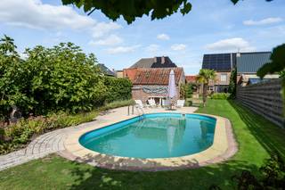 Op een centrale locatie te Putte bevindt zich deze charmante gezinswoning met 3 slaapkamers en ruime tuin met zwembad. U geniet hier van een uitstekende bereikbaarheid via belangrijke invalswegen, alsook op wandelafstand van het centrum met winkels, scholen en het openbaar vervoer.<br /><br />We betreden de woning via de inkomhal met apart gastentoilet. Verder komen we in de lichtrijke leefruimte, dewelke kan ingericht worden met een gezellige zithoek met houtkachel en aparte eetplaats. Aansluitend bevindt zich de karaktervolle keuken, voorzien van alle essentiële toestellen. Via de aanpalende veranda betreden we de prachtige tuin met terras, tuinhuis en zwembad. Deze zuidwest gerichte tuin vormt een oase van rust, waar u in alle privacy kan genieten van zonnige dagen in een groene omgeving. Het gelijkvloers is verder voorzien van een praktische berging/wasplaats met douche alsook een inpandige garage. Op de eerste verdieping bevinden zich 3 slaapkamers alsook de badkamer, uitgerust met dubbele lavabo, toilet en ligbad. Via de nachthal op de eerste verdieping bereiken we de ruime zolder die dienst kan doen als extra bergruimte. De woning is voorzien van 24 zonnepanelen.<br /><br />Dit is een uitstekende opportuniteit als u op zoek bent naar een charmante woning met 3 slaapkamers en tuin nabij het centrum van Putte. Contacteer ons voor meer informatie op 0472 82 80 66 of via info@boonstravastgoed.be<br /><br />Bijzonderheden:<br />- Centrale ligging<br />- Inpandige garage<br />- Zuidwest gerichte tuin met zwembad