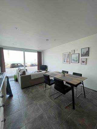 Deze ongemeubelde studio bevindt zich op de zeedijk bij het binnenkomen van Middelkerke.<br />Bestaat uit woonkamer met aparte slaaphoek en open ingerichte keuken, badkamer met douche, separaat toilet en 2 bergingen.<br />Verwarming op gas, privatieve tellers.<br />EPC : 244 kWh.<br /><br />Maandelijkse huurprijs: 650 EUR + 45 EUR kosten + 75 EUR provisie verwarming = 770 EUR/MND.<br />Beschikbaar vanaf 1/06/2026.