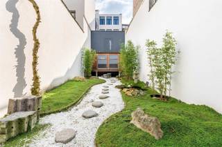 <p><span>Stijlvolle stadswoning met zonnige tuin & parkeermogelijkheid in exclusieve buurt van Antwerpen</span></p>
<p><span> </span></p>
<p><span>Dit uniek en karakteristiek herenhuis, gelegen in een van de meest begeerde straten van Antwerpen, biedt een zeldzame combinatie van</span><span> </span><span>stijlvolle charme, ruimte en een uitzonderlijke ligging. Dit prachtige pand combineert wonen en werken op een </span><span>exclusieve en functionele manier</span><span>. Met een royaal woonoppervlak van 409m², een zonnige japanse tuin van 86 m², een groot terras aan de keuken en de mogelijkheid voor een praktijk of kantoor aan huis, is dit het ideale familiehuis!</span></p>
<p><span> </span></p>
<p><span>De </span><span>zuidgerichte oriëntatie</span><span> zorgt voor een overvloed aan natuurlijk licht. De </span><span>Japanse binnentuin met zwembad</span><span> biedt een </span><span>oase van rust</span><span> middenin de bruisende stad, terwijl het </span><span>zonnige terras op de eerste verdieping</span><span> een heerlijke buitenruimte vormt. Bovendien geniet je van een </span><span>centrale maar rustige ligging</span><span>, in een zeer gewilde weldra heraangelegde Lange Nieuwstraat, op wandelafstand van winkelstraten, gezellige restaurants, scholen en culturele hotspots.</span></p>
<p><span>Indeling van de woning</span></p>
<ul>
<li><span>Gelijkvloers</span><span>: Voorheen een designstudio, nu een veelzijdige ruimte die perfect kan dienen als </span><span>praktijk, kantoor, showroom, galerij of andere commerciële invulling</span><span>.</span></li>
<li><span>Eerste verdieping</span><span>: Sfeervolle </span><span>woonkamer met prachtige parketvloer</span><span> en een volledig uitgeruste keuken, met aanpalend een ruim en zonnig terras.</span></li>
<li><span>Tweede verdieping</span><span>: </span><span>Twee ruime slaapkamers</span><span>, met de optie voor een derde, een dressing en </span><span>twee badkamers</span><span>.</span></li>
<li><span>Zolderverdieping</span><span>: Ruime slaapkamer en een extra opslagkamer.</span></li>
<li><span>Kelder</span><span>: Volledig onderkelderd, ideaal voor opslag of uitbreiding van de werkruimte.</span></li>
</ul>
<p><span> </span></p>
<p><span> </span></p>
<p><span>Extra Troeven van dit pand</span></p>
<p><span>✔</span><span> Twee overdekte parkeerplaatsen beschikbaar (€50.000 per stuk), met optie voor laadpalen.<br /></span><span>✔</span><span> Zuidgericht dak, perfect voor de plaatsing van meer dan 30 zonnepanelen.<br /></span><span>✔</span><span> Uitstekende commerciële ligging: zichtbaar, centraal én rustig.<br /></span><span>✔</span><span> Gelegen in de recent vernieuwde Lange Nieuwstraat, een aantrekkelijke en moderne stadsomgeving.</span></p>