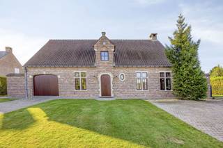 *** KIJKDAG 26/09 tussen 11u - 14u *** Op afspraak ***
Karaktervolle villa op 18a 53ca – ruimte, charme &amp; mogelijkheden

Ontdek deze karaktervolle villa, gebouwd met authentieke materialen en gelegen op een prachtig perceel van 18a 53ca. Met maar liefst 287 m² benutbare oppervlakte biedt deze eigendom een unieke combinatie van ruimte, charme en veelzijdigheid.

De woning is gelegen op twee percelen bouwgrond, heeft een royale perceelbreedte van 32 meter en biedt parkeergelegenheid voor 8 à 9 wagens.

Binnen geniet u van een sfeervolle eetplaats met open haard en warmtepomp (lucht-lucht), ruime living met tuinzicht, grote keuken met praktische butlerkeuken en een extra kamer als bureau, praktijk- of slaapkamer. De aanpalende bijkeuken kan eventueel omgevormd worden naar extra badkamer (ideaal in het kader van levenslang wonen).

De inpandige garage/atelier met aansluitend bureel biedt extra mogelijkheden voor een zelfstandige activiteit of vrij beroep. Boven bevinden zich 4 volwaardige slaapkamers en een badkamer met bad en douche. Zolder aanwezig.

Strategisch gelegen nabij winkels, scholen, station, N9 en E40, met een vlotte verbinding naar Brussel.

Interesse? Contacteer ons via 0478/69.86.46