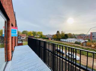Dit modern ruim appartement is gelegen op de tweede verdieping in een rustige straat. U beschikt over een autostaanplaats en een aangename zuid gericht terras. De indeling van het appartement is als volgt: U betreedt het appartement via de ruime inkomhal met apart toilet en vestiaremogelijkheden. Verder bereikt u de open ingerichte keuken, voorzien van alle nodige toestellen en aanpalend een berging. De lichtrijke living en eetkamer hebben rechtstreeks toegang tot het terras. Op de nachthal bevinden zicht twee slaapkamers en een ingerichte badkamer met dubbele lavabo, ligbad en inloopdouche.Nog enkele troeven van dit appartement: Centrale verwarming op aardgas, hoogwaardige en luxueuze afwerking, geschilderd, tuinonderhoud wordt voor u gedaan (hagen scheren en gras afrijden), parkeerplaats aan € 50/maand (verplicht), lage algemene kosten van € 50,00/maand, laag E-peil en het appartement is vrij vanaf 1 februari 2026.Interesse? Aarzel zeker niet om ons vrijblijvend te contacteren!