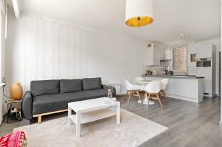 Op de eerste verdieping van Gallifortlei 92 te 2100 Deurne bevindt zich dit lichtrijke en praktisch ingedeelde appartement. Dankzij de combinatie van een centrale ligging, een open leefruimte en een afzonderlijke slaapkamer is dit een interessante opportuniteit voor starters, alleenstaanden én investeerders.<br /><br />Via de inkom komt u terecht in de aangename leefruimte, waar de grote raampartijen voor veel natuurlijke lichtinval zorgen. De woonkamer biedt voldoende plaats voor zowel een gezellige zithoek als een eethoek. De grijze laminaatvloer en witte wanden zorgen voor een neutrale, hedendaagse uitstraling.<br /><br />Aansluitend bevindt zich de open keuken. Deze is praktisch ingericht met voldoende kastruimte en werkblad en beschikt onder meer over een keramische kookplaat, dampkap, vaatwasser en spoelbak met verlek en een combi-oven. De open verbinding met de leefruimte maakt het geheel ruimtelijk en functioneel.<br /><br />Verder beschikt het appartement over één afzonderlijke slaapkamer. Vanuit de slaapkamer is er rechtstreeks toegang tot de badkamer, voorzien van een douche, toilet en wastafel.<br /><br />Ook de ligging vormt een belangrijke troef. De Gallifortlei is een centrale winkel- en verbindingsstraat in Deurne, met tal van handelszaken en dagelijkse voorzieningen in de onmiddellijke omgeving. Openbaar vervoer is eveneens vlot bereikbaar en zorgt voor een goede verbinding met de rest van Antwerpen.<br /><br />Troeven:<br />+ Goed starters/investering appartement<br />+ Kleinschalig gebouw<br />+ Moderne keuken<br />+ Vlot bereikbaar met openbaar vervoer<br /><br />Dit pand kan onderhevig zijn aan de Vlaamse renovatieverplichting voor residentiële gebouwen. Voor meer informatie verwijzen wij u door naar volgende website: https://www.vlaanderen.be/een-woning-kopen/renovatieverplichting-voor-residentiele-gebouwen<br /><br />Heeft u interesse in de appartement? Neem dan contact op met VB vastgoed op het nummer 03 337 50 70 of via Info@vbvastgoed.be<br />
