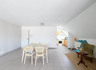 <strong><span>Perfect voor wie centraal en comfortabel wil wonen!</span></strong><br /><br />✨ <strong>Wat mag je verwachten?</strong><br />🏠 Ruime <strong>leefruimte </strong><strong><span>met</span></strong><strong> open keuken</strong><br />🛏️ <strong>2 slaapkamers</strong><br />🛁 <strong><span>Badkamer</span></strong><strong> </strong><strong><span>met</span></strong><strong> ligbad</strong><br />🚽 <strong><span>Afzonderlijk</span></strong><strong> toilet</strong><br />📦 <strong><span>Handige</span></strong><strong> berging</strong><br /><span>☀️</span> <span>Aangenaam <strong>terras</strong></span><br /><span><span><span><span><span><span><span><span><span><span>🚗</span></span></span></span></span></span></span></span></span><strong> </strong><strong><span>Garage</span></strong></span><br />⬆️ Gelegen op de <strong>2de verdieping</strong><br /><br />🛒🚆 <strong>Winkels & openbaar vervoer</strong> op wandelafstand<br />🔥 <strong>Centrale verwarming op aardgas</strong><br /><br />💶 <strong>Voorschot gemeenschappelijke kosten:</strong> €50/maand