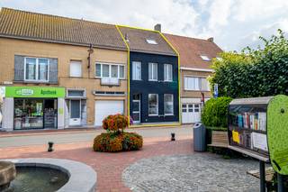 <p><strong>De Panne / Adinkerke: Ruime woning met 3 slaapkamers te koop!</strong><br /> </p>

<p>Op zoek naar een comfortabele woning op een rustige en gunstig gelegen locatie? Deze ruime en lichtrijke woning in Adinkerke biedt de ideale combinatie van <strong>rust, bereikbaarheid en nabijheid van de kust</strong>. </p>

<p><br /><strong>Indeling</strong></p>

<p>Bij het binnenkomen wordt u verwelkomd in een aangename en lichtrijke inkomhal. De woning beschikt over een ruime leefruimte, een praktische keuken en een aangename tuin. Op de eerste verdieping bevinden zich twee ruime slaapkamers, een aparte badkamer en een afzonderlijk toilet. De tweede verdieping biedt een derde slaapkamer met mezzanine, voorzien van een eigen badkamer en toilet. Dit zorgt voor extra comfort en privacy.</p>

<p> </p>

<p><strong>Troeven</strong></p>

<ul><li>
	<p>Reeds grotendeels gemoderniseerd</p>
	</li><li>
	<p>Winkels en scholen op wandelafstand</p>
	</li><li>
	<p>De Panne en de zee op fietsafstand</p>
	</li><li>
	<p>Gunstig EPC-label C en grondig gerenoveerd in 2021</p>
	</li></ul>

<p>De woning is momenteel <strong>verhuurd op jaarbasis aan € 1.100 per maand</strong>, wat deze eigendom ook interessant maakt als investering.</p>

<p>Op zoek naar een vaste woonst, tweede verblijf of interessante investering? Neem gerust contact met ons op voor meer informatie of een bezichtiging via <strong>Fre@eraservimo.be</strong> of <strong>058/22.41.70</strong></p>