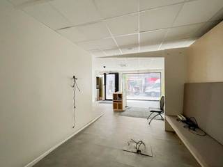 Te koop, uniek gelegen handelspand met kantoor-/woongedeelte in centrum Oudenaarde<br /><br /><strong>UITERST GOED GELEGEN HANDELSPAND</strong> met <strong>WOONST OF BUREAURUIMTE</strong> in '<strong>DE' winkelstraat </strong>van <strong>OUDENAARDE</strong>, waar <strong>VISIBILITEIT</strong> de grootste troef vormt!  <br />Situeert zich in een<strong> COMMERCIËLE ZIJSTRAAT VAN DE MARKT</strong><strong> </strong>en dus de<strong> IDEALE LOCATIE VOOR UW TOEKOMSTIGE ZAAK</strong>!<br />Door zijn <strong>BRUIKBARE OPPERVLAKTE (175M²)</strong> kan dit pand, na <strong>GRONDIGE RENOVATIE</strong>, voor <strong>VERSCHILLENDE DOELEINDEN</strong> gebruikt worden.<br />De winkelruimte beschikt over een <strong>MOOIE VITRINE EN BUREELRUIMTE</strong>.<br />Het <strong>WOONGEDEELTE</strong> beschikt over de mogelijkheid voor een woonkamer, keuken, badkamer, <strong>3/4 SLAAPKAMERS</strong> en een <strong>KELDER (28M²)</strong> die perfect is voor <strong>OPSLAGRUIMTE</strong>.<br /><br /><strong>Het gebouw achteraan (Hoogstraat 35 - 200.000 euro) kan ook worden bijgekocht.</strong><br /><br />Adres: Nederstraat 40 te Oudenaarde<br /><br />EPC: 654 kWh/m² (Renovatieplicht van toepassing), UC: 1833959; Wche, Gvv, Gvkr, Vg; G-score: C ; P-score: C