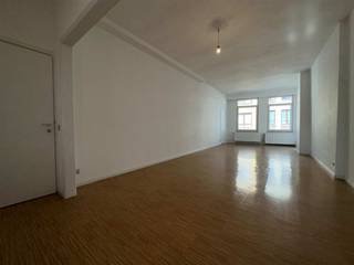 <p>The apartment is located on the 2nd floor of a small-scale building with 4 apartments and is accessible via the stairs. Through the living area, you reach the spacious kitchen which is equipped with a ceramic cooktop and an extractor hood. The bedroom and bathroom are located at the quiet rear side of the building. The bathroom is equipped with a shower, a sink, and a toilet.</p>
<p>Common costs: provision of €50 for maintenance of the common parts and private water consumption.<br />Rental agreement of 3 years – rental deposit of 3 months' rent.</p>
<p>The apartment is located in Kloosterstraat, a gathering place for antique shops and boutiques. There is a pleasant, authentic, and popular atmosphere in the Sint-Andries neighborhood. It feels a bit like a village in the city. In the neighborhood there are cozy and affordable restaurants, and the cultural meeting center Sint-Andries (Costa) provides a very diverse range of music and theatre. Although Sint-Andries is located in the middle of the city, there are some unexpected green spots.</p>