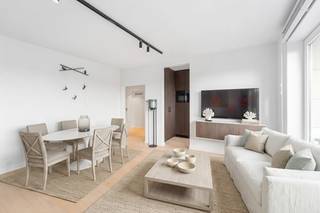 <p><strong>Knokke: Luxueus gerenoveerd 2-slaapkamerappartement te koop met open zicht over de villa's. </strong><br /><br />Dit prachtig afgewerkte appartement, gelegen op de derde verdieping van de prestigieuze Winston Churchilllaan 29 in Knokke, combineert comfort, stijl en een toplocatie.</p>
<p>Het appartement werd volledig gerenoveerd en instapklaar afgewerkt. Met een open zicht op de elegante villa’s in de omgeving geniet u hier van een rustige en lichtrijke sfeer en toch vlakbij het centrum. De volledige inrichting wordt inclusief meubilair verkocht, waardoor u meteen kunt genieten van het volledige comfort zonder bijkomende zorgen.<br /><br /><strong>Indeling: </strong><br />Ruime inkomhal met vestiaire, gastentoilet, lichtrijke leefruimte met open zicht over de villa's, volledig ingerichte keuken voorzien van Miele toestellen en maatkasten, masterbedroom met ensuite badkamer met ruime inloopdouche en lavabo in meubel met toegang tot het zonnig terras, tweede slaapkamer met douche en lavabo en wederom toegang tot het terras, buitenberging en kelderberging. </p>
<strong>Troeven: </strong>
<ul><li>Luxueuze afwerking en hoogwaardige materialen (eiken parketvloer, maatkasten).</li><li>Toplocatie met open zicht over de villa's - Winston Churchilllaan vlakbij de Dumortierlaan en de Lippenslaan.</li><li>Op 5 min wandelen van winkels, strand, restaurants, ...</li><li>Privatieve kelder.</li><li>Gemeenschappelijke fietsenberging. </li></ul>
Meer informatie? Contacteer Ayita op 0496 13 43 12 of per mail ayita@eraservimo.be