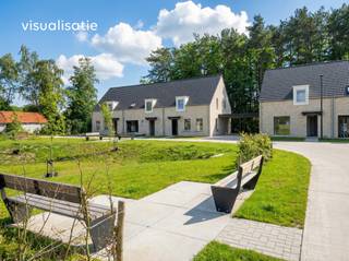 <p><strong>Lot 8 is een halfopen bebouwing op een perceel van 260 m² en heeft een bewoonbare oppervlakte van 129 m². De gelijkvloerse verdieping beschikt over een ruime leefruimte met een open keuken, een berging en een gastentoilet . Vanuit de keuken is er directe toegang tot het terras en de privétuin. Op de eerste verdieping bevinden zich drie ruime slaapkamers en een badkamer, voorzien van een ligbad, douche, dubbel lavabomeubel en toilet. De woning heeft een vlizo-trap naar de zolderruimte. Buiten is er nog een mooi aangelegde tuin en carport.<br /><br />Vindeling – Rustig wonen in het hart van Wechelderzande</strong></p>
<p><strong>Ontdek Vindeling, een charmant nieuwbouwproject met 23 energiezuinige woningen gelegen aan de gelijknamige weg Vindeling te Wechelderzande. Deze weg is een nieuwe zijstraat van de Kerkepad in een autoluwe omgeving.</strong> Deze tweede fase omvat 12 stijlvolle nieuwbouwwoningen die de perfecte balans vinden tussen hedendaagse elegantie en klassieke accenten. De klassieke geveldetails, gecombineerd met een moderne indeling en duurzame technieken, creëren een warm en tijdloos geheel. Dit nieuwbouwproject is gelegen in een kindvriendelijke buurt met veel openbaar groen en is ontworpen met oog voor comfort, ruimte en levenskwaliteit.</p>
<p><strong>Samenvatting</strong></p>
<p>Het nieuwbouwproject Vindeling bestaat in de eerste fase uit 11 en in de tweede fase uit 12 energiezuinige nieuwbouwwoningen. Elke woning telt 3 slaapkamers en biedt een bewoonbare oppervlakte tussen 126 m² en 131 m². De perceelsoppervlaktes variëren van 193 m² tot 407 m², wat elke woning een mooie buitenruimte garandeert. Elke woning beschikt bovendien over een private tuin en een carport of inpandige garage.</p>
<p><strong>Mooi wonen in Wechelderzande</strong></p>
<p>Vindeling ligt in de omgeving van de Kerkepad in Wechelderzande, een ideale locatie voor gezinnen. De wijk is kindvriendelijk en omringd door het groen. Bovendien bevinden winkels, scholen, kinderopvang en de lokale jeugdbeweging zich op wandelafstand. Dankzij de nabijheid van belangrijke voorzieningen geniet je hier van het comfort van een centrale ligging, zonder in te boeten op rust en ruimte.</p>
<p><strong>Ruimte &amp; comfort</strong></p>
<p>Elke woning beschikt over drie volwaardige slaapkamers en een badkamer met ligbad, aparte douche, dubbel lavabomeubel en toilet. De open leefruimte met zithoek, eetruimte en volledig ingerichte keuken vormt het hart van de woning en sluit naadloos aan op de aangelegde tuin. Grote raampartijen zorgen voor een overvloed aan natuurlijk licht en creëren een aangename woonbeleving.</p>
<p>Afhankelijk van het woningtype beschik je over een carport of een inpandige garage met extra bergruimte. De afwerking is kwalitatief en doordacht, met ruime keukeninrichting en moderne technieken die bijdragen aan het dagelijks wooncomfort.</p>
<p><strong>Duurzaamheid en energiezuinigheid</strong></p>
<p>De woningen van nieuwbouwproject Vindeling zijn bijna-energieneutraal (BEN) met een maximaal E-peil van 10. Ze zijn uitgerust met een lucht-water warmtepomp, vloerverwarming en zonnepanelen, wat zorgt voor een aanzienlijke besparing op je energiefactuur. Ook aan duurzaam watergebruik is gedacht: regenwater wordt gerecupereerd voor toiletspoeling, buitenkraan en mogelijks wasmachine.</p>
<p>Met deze duurzame en toekomstgerichte keuzes woon je niet alleen energiezuinig, maar ook comfortabel en milieubewust.</p>
<p><strong>Beschermd als koper</strong></p>
<p>De verkoop van Vindeling geschiedt onder de <strong>Wet Breyne</strong>. Dit garandeert de koper uitgebreide bescherming en ontneemt alle risico’s. Je betaalt in schijven naarmate de werken vorderen, wat zorgt voor financiële gemoedsrust tijdens het bouwproces.</p>