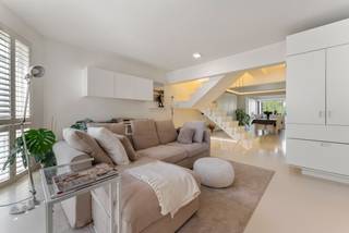 Dit moderne triplex appartement combineert ruimte, comfort en luxe in het hart van de bruisende Theaterbuurt.<br /><br />De inkom bevindt zich op het gelijkvloers en leidt u via een privétrap of lift naar de eerste verdieping met een ruime, open leefruimte en moderne keuken. Grote raampartijen zorgen voor veel lichtinval en geven toegang tot het aangename terras en de fraai aangelegde tuin.<br /><br />Op de tweede verdieping vindt u twee volwaardige slaapkamers, elk met een eigen badkamer. De achterste kamer beschikt bovendien over een privéterras.<br /><br />De derde verdieping biedt een royale master bedroom met ensuite badkamer waarin een uniek handgemaakt glaselement een echte blikvanger vormt. Daarnaast is er nog een extra kamer die momenteel is ingericht als bureau, ook deze kamer heeft de mogelijkheid tot installatie van badkamer. <br /><br />Extra troeven:<br />- Privélift<br />- In elke slaapkamer mogelijkheid tot installatie badkamer<br />- Centraal stofzuigersysteem<br />- Alarm<br />- Warmtepomp<br />- Zonnepanelen<br />- Staanplaats in de praktische garage<br /><br />Een uniek appartement voor wie houdt van ruimte, luxe en een toplocatie.