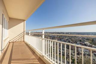Tussen lucht, licht en groen ontdekt u een appartement met zeldzaam potentieel.In het hart van het bijzonder gegeerde Domaine de la Magnanerie...