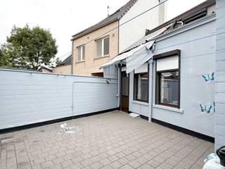 Woning op een centrale ligging in Beveren, met drie slaapkamers en een ruime garage.<br /><br />Bij het binnenkomen komt u in de leefruimte, voorzien van een gaskachel. Aansluitend bevindt zich de keuken, voorzien van voldoende kastruimte, een oven en een kookvuur. De keuken wordt ook verwarmd met een gaskachel. Verder beschikt het gelijkvloers over een wasplaats, extra berging en een ruime garage. Achteraan is er een verzorgd aangelegde koer.<br />Op de verdieping komt u in de badkamer, voorzien van bad met douchemogelijkheid, lavabomeubel en toilet. Deze geeft toegang tot twee slaapkamers. Via één van deze slaapkamers bereikt u de derde en laatste slaapkamer.<br /><br />De woning bevindt zich in de Bijlstraat, een centrale ligging in Beveren. Winkels, scholen, horeca en openbaar vervoer bevinden zich in de nabije omgeving, terwijl ook de belangrijkste verbindingswegen vlot bereikbaar zijn.<br /><br />Voor deze woning geldt de renovatieverplichting, aangezien de woning momenteel over een EPC-label E beschikt.<br /><br />Interesse? Plan dan snel uw bezoek in via info@immo-jet.be of neem contact met ons op via 03 775 44 10.