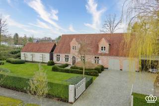 Ruime, uitstekend onderhouden villa in een rustige woonwijk in Brasschaat, met o.a. 4 slaapkamers, 3 badkamers, orangerie, bureel en dubbele...