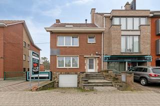 <p>Ontdek deze ruime en lichtrijke 3-gevelwoning, ideaal gelegen op wandelafstand van het centrum van Wemmel en met een vlotte verbinding naar Brussel.</p>
<p>De gezellige woonkamer van 36 m² sluit aan bij een semi-uitgeruste keuken en een lichtrijke veranda van 14 m² – de perfecte plek voor ontspanning of gezellige familiebijeenkomsten.</p>
<p>Op de eerste verdieping bevinden zich drie slaapkamers van 16 m², 12 m² en 9 m², een apart toilet en een moderne doucheruimte van 4 m² met inloopdouche. De tweede verdieping biedt een ruime zolderkamer van 55 m² met aparte leefruimte en een badkamer van 6 m² met ligbad en toilet, ideaal als master bedroom of extra woonruimte.</p>
<p>Verder beschikt de woning over een kelder van 16 m² en een garage van 36 m². De woning is uitstekend gelegen in een faciliteitengemeente, dichtbij winkels, restaurants, scholen en openbaar vervoer. Buslijnen 272 en 355, het station van Wemmel en de Ring richting Brussel zijn eenvoudig bereikbaar. Het Universitair Ziekenhuis Jette ligt op slechts 10 minuten.</p>
<p>Kortom: een instapklare 3-gevelwoning met ruime leefruimtes, garage en tuin, perfect voor wie comfortabel en centraal wil wonen nabij Brussel.</p>
<p><em>Opgelet: de woning bevindt zich in een overstromingsgevoelig gebied.</em></p>