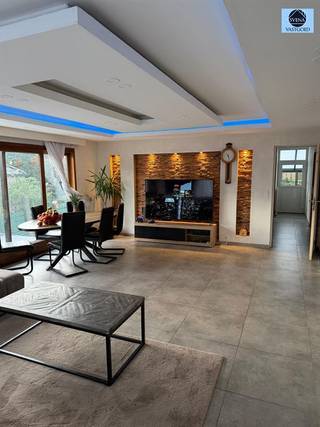 PROPRIÉTÉ AVEC ESPACE COMMERCIAL ET 3 CHAMBRESPrix demandé : 470 000 eurosCette propriété est en 2 parties, c'est à dire qu'au fond c'est un garage...