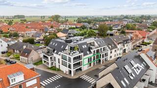 In Residentie ‘Hannelore’, een recente realisatie uit 2024, vindt u dit bijzonder energiezuinige en instapklare appartement aan de Ettelgemsestraat 83 te Oudenburg. Een mooie opportuniteit voor wie comfortabel en hedendaags wil wonen op een vlot bereikbare locatie nabij het centrum.<br /><br />Een belangrijk pluspunt: ondanks het recente bouwjaar wordt het appartement verkocht onder het stelsel van registratierechten en niet onder btw.<br /><br />Via de ruime inkomhal met gastentoilet komt u binnen in de lichtrijke en aangename leefruimte. De open, volledig geïnstalleerde keuken sluit hier mooi op aan en vormt samen met de woonkamer één ruim geheel. Vanuit de leefruimte heeft u rechtstreeks toegang tot het overdekte terras, waar u in alle rust van de buitenlucht kunt genieten.<br /><br />De nachthal geeft toegang tot twee volwaardige slaapkamers en een moderne badkamer, uitgerust met een ruime inloopdouche.<br /><br />Ook op vlak van energieprestaties scoort dit appartement bijzonder sterk. Met een E-peil van slechts E12, vloerverwarming, zonnepanelen en een ventilatiesysteem geniet u van hedendaags wooncomfort én een laag energieverbruik.<br /><br />Binnen de residentie is bovendien een gemeenschappelijke fietsenberging aanwezig. Parkeren vormt evenmin een probleem: voor het gebouw is er gratis parkeergelegenheid. Daarnaast bestaat de mogelijkheid om een afzonderlijke garage buiten het complex over te nemen.<br /><br />Troeven<br />- Recente residentie uit 2024<br />- Zeer energiezuinig - E-peil E12<br />- 2 volwaardige slaapkamers<br />- Overdekt terras<br />- Vloerverwarming<br />- Zonnepanelen<br />- Ventilatiesysteem<br />- Gemeenschappelijke fietsenberging<br />- Gratis parkeermogelijkheden voor het gebouw<br />- Mogelijkheid tot overname van een garage<br />- Centrale en vlot bereikbare ligging nabij het centrum van Oudenburg<br />- Aankoop onder registratierechten – geen btw<br /><br />Een recent, energiezuinig appartement met twee slaapkamers én een bijzonder interessante aankoopformule. Ideaal voor eigen bewoning, maar eveneens interessant als investering.<br /><br />Meer informatie of een bezoek ter plaatse? Neem gerust contact op met Vastgoed Sinnaeve. Wij begeleiden u graag bij een bezoek aan Residentie ‘Hannelore’.