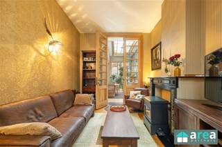 <p><span>!!! BIEDINGEN MOGELIJK VANAF €485.000, TOT EIND DEZE MAAND !!!</span></p><p><span> </span></p><p><span>Deze charmante en karaktervolle herenwoning in Antwerpen biedt een geslaagde combinatie van authentieke architectuur en hedendaags wooncomfort. De woning is gelegen in een rustige en aangename straat met een sterk buurtgevoel, op wandelafstand van Park Spoor Noord en AFAS Dome (het Sportpaleis), en in de onmiddellijke nabijheid van diverse winkels zoals Lidl, Aldi en Action. Daarnaast bevinden horecazaken, openbaar vervoer, het ziekenhuis ZAS Cadix, scholen (KDG Hogeschool, AP Hogeschool, ) en het toekomstige openluchtzwembad Lobroek zich op korte afstand. Dankzij de vlotte aansluiting met de RIng geniet u bovendien van een uitstekende verbinding naar omliggende gemeenten en andere steden.</span></p><p><span>Grootste troeven:</span><span><br /></span><span>Gezellige stadskoer van 13m² en twee terrassen<br />Authentiek herenhuis uit 1908 in een prachtige straat<br />Behoud van originele elementen zoals vloeren, schouwen, deuren en hoge plafonds<br />Volledig onderkelderd<br />Mogelijkheid tot tweede badkamer</span></p><p><span>Indeling</span><span>:</span></p><p><span>Bij het betreden van de woning komt u binnen op het gelijkvloers via de prachtige inkomhal van 3.5m hoog. Deze geeft rechtstreeks toegang tot de aangename en ruime woonkamer van 25 m² en de eetkamer van 18m² die dankzij een lichtkoepel zeer lichtrijk is en daarbij uitkijkt op de gezellige stadskoer van 13 m². Aansluitend bevindt zich de volledig geïnstalleerde keuken, uitgerust met een dubbele spoelbak en voldoende opbergruimte. Vanuit de inkomhal is er tevens toegang tot de kelder van maar liefst 56 m², waar zich onder meer de aansluitingen voor wasmachine en droogkuis bevinden en die tal van opslagmogelijkheden biedt.</span></p><p><span>Via de traphal bereikt u de eerste verdieping. Hier komt u uit in een dressing, die eveneens kan worden ingericht als eerste slaapkamer van 9 m² en die geniet van zicht op en toegang tot het balkon/terras. Aan de voorzijde van de woning bevindt zich een volwaardige slaapkamer van 19 m². Daarnaast is er de badkamer, uitgerust met een douche, ligbad, toilet en dubbele wastafel. Op deze verdieping is bovendien nog een aparte ruimte met een afzonderlijk toilet aanwezig.</span></p><p><span>De tweede verdieping omvat twee volwaardige slaapkamers van respectievelijk 12 m² en 19 m². Op deze verdieping bevindt zich eveneens een aangenaam terras van 10 m², ideaal om in alle rust van de zon te genieten.</span></p><p><span>De derde verdieping bestaat uit een ruime zolderkamer, ingericht als volwaardige vierde slaapkamer van maar liefst 35 m². Bijgevolg is er voldoende ruimte en voorziening om hier eventueel een tweede badkamer te installeren.</span></p><p><span>Voor meer informatie kan u terecht bij Area Partners: info@area.be of 03/284.60.60</span></p>