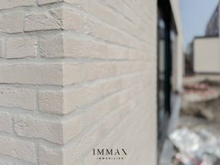 ** NIEUWE VOORWAARDEN**<br /><br />Ook interessant als opbrengsteigendom met een bruto-rendement van meer dan 3%! Dit biedt een mooie opportuniteit en een unieke investeringskans in nieuwbouw.<br /><br />De voormalige politiesite wordt omgevormd naar 2 woningen en 5 appartementen. Dit nieuwbouwproject is gelegen in de dorpskern van Moerkerke, ten oosten van Damme. Duurzame materialen werden gehanteerd en er werd rekening gehouden met de hedendaagse normen.<br /><br />Oplevering: zomer 2026 <br /><br />De woningen hebben volgende indeling: hal met garderobe en gastentoilet - keuken met kookeiland - 2 bergingen naast de keuken met aansluiting voor wasmachine en droger - open woon- en eetkamer met uitzicht op het terras en de tuin, die ook toegang biedt tot een dubbele parkeerplaats met carport en berging. Op de 1e verdieping: nachthal met toilet - 1 ruime slaapkamer met eigen badkamer - 2 slaapkamers - 2e badkamer met douche en enkele wastafel. Op de 2e verdieping: 4e slaapkamer/kantoor/zolder bereikbaar via vaste trap.<br /><br />Met de wagen geniet u van een vlotte verbinding naar de N49 en de A11, waardoor u snel en gemakkelijk uw bestemming bereikt.<br />Verkiest u de fiets? Dan wacht u een prachtige tocht langs de idyllische Damse Vaart, waar u volop kan genieten van de rust en natuur.<br /><br />Voor verdere informatie of vrijblijvend bezoek contacteer Céline op 0476/60 60 23 of mail naar celine@immax.be