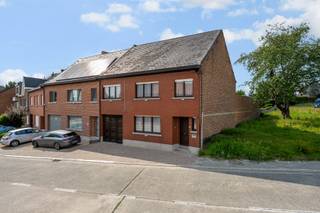 Ontdek deze goed onderhouden woning te Hillegem, deelgemeente van Herzele. goed gelegen met haar vlotte verbinding tot de E40 richting Gent...